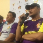 Nazal Mustofa, pelatih Persik saat jumpa pers. Foto: ARIF KURNIAWAN/BANGSAONLINE