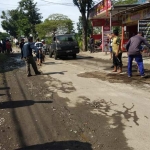PU Bina Marga dan Sumber Daya Air (DPU BMSDA) sedang menambal jalan berlubamg yang ada di wilayah kota.