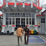 Satpam PUDAM Sumber Sejahtera Kabupaten Bangkalan saat menyambut tamu di depan pintu masuk kantor, Kamis (14/4/2025).