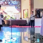 Bupati Pamekasan Baddrut Tamam saat mengukuhkan Imam Besar Masjid Agung Asy-Shuhada di Mandhapa Agung Ronggosukowati. 