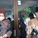 Wali Kota Maidi didampingi istri usai mengikuti upacara virtual memperingati Harlah Pancasila.