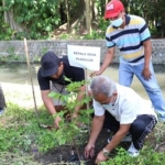 Pujiono, Kepala Desa Plosolor saat ikut menanam pohon. (foto: ist)