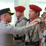 Kapolres Gresik ketika memasang tanda jabatan kepada pejabat baru. Foto: Ist