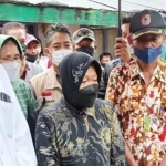 Mensos Risma didampingi oleh Wabup Gus Firjaun mengunjungi kakak beradik yang menderita mikrosefalus di Jember, Minggu (28/11) kemarin.