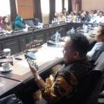 Suasana Hearing Komisi B DPRD Jawa Timur dengan petani tebu, Disbun, Disdag, PTPN X dan XI serta AGRI, kemarin (12/1). foto: Diday/BangsaOnline