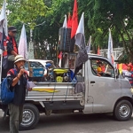 Abdul Wahab saat melakukan orasi di depan gedung DPRD Gresik