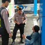 Petugas saat melakukan razia premanisme di Terminal Kertajaya, Mojokerto.