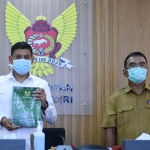 Wali Kota Kediri Abdullah Abu Bakar (kiri) saat akan menyerahkan Laporan Keuangan Pemerintah Daerah (LKPD) Tahun Anggaran 2020 Unaudited ke Badan Pemeriksa Keuangan Republik Indonesia (BPK-RI) Perwakilan Provinsi Jawa Timur. (foto: ist)