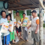 DPC Partai Gerindra Cabang Jember dibantu PAC Partai Gerindra Bangsalsari, menyerahkan bantuan kepada masyarakat korban banjir .