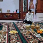 Prof Dr KH Asep Safiddun Chalim saat menerima Wakil Gubernur Jawa Timur Emil Elestianto Dardak di kediamannya di Pondok Pesantren Amanatul Ummah Pacet Mojokerto Rabu (11/5/2021) malam. Foto: mma/bangsaonline.com.