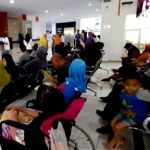 Suasana RSUD Dr Wahidin Sudiro Husodo terlihat penuh antrean pasien.