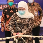 Gubernur Jawa Timur Khofifah Indar Parawansa membuka pita saat membuka secara resmi Jatim Fair Virtual Tahun 2020 di Exhibition Hall Grand City Surabaya, Kamis (22/10). foto: ist/ bangsaonline.com