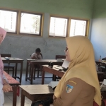 Inul Dwi Astuti (kanan) saat meninjau proses belajar mengajar di SD Negeri Sukorejo. 