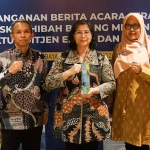 Pj Wali Kota Kediri, Zanariah (tengah), usai menandatangani Berita Acara Serah Terima Hibah Barang Milik Negara. Foto: Ist