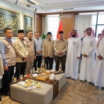 Menteri Haji dan Umrah (Menhaj) RI Dr KH Mochamad Irfan Yusuf bersama rombongan saat berada di Arab Saudi. Foto: Dok. Kemenhaj.