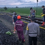 Petugas gabungan saat upaya mengevakuasi korban di lokasi kejadian