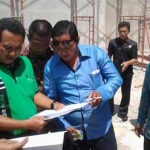 ?Tonny Setya Nugroho (kaos hijau) saat meninjau proyek gedung beberapa waktu lalu. Foto: dok