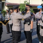 Kapolres Kediri Kota, AKBP Miko Indrayana saat melepas tanda pangkat AKP I Gusti Ananta yang selanjutnya disematkan kepada AKP Verawaty Thaib. (foto: ist).