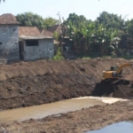 Pengerukan sarang walet dan pembersihan sampah.