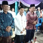 Kades Watukosek Maskur (tengah) saat menghadiri suatu acara.
