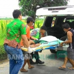 Korban saat hendak dievakuasi ke rumah sakit. foto: GUNAWAN/ BANGSAONLINE