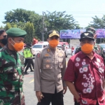 Sekda Pasuruan Agus Sutiadji, S.H. (kanan) saat persiapan penyemprotan disinfektan serentak bersama dengan forpimda.