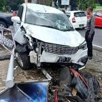 Kondisi mobil Suzuki Ertiga yang menabrak pengendara motor hingga tewas.