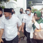 Sugiri Sancoko dan Lisdyarita didampingi relawan saat berziarah ke beberapa makam tokoh leluhur Ponorogo.