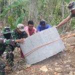 Satgas TMMD ke-106 Kodim 0818 Kabupaten Malang bersama warga saat gotong royong mengangkut buis beton untuk pembangunan MCK.