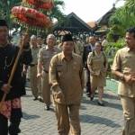 TINJAU - Wakil Bupati Sidoarjo MG Hadi Sutjipto saat menyambut tim Penilai Pelayanan Publik Jawa Timur, di SMKN 1 Sidoarjo. foto : humas pemkab sidoarjo untuk BangsaOnline