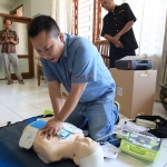 Petugas paramedis sedang mempraktikkan teknik CPR.