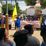 Puluhan Aktivis PMII Kabupaten Tuban saat kembali menggelar unjuk rasa jilid II di Kantor Dinas Sosial Pemberdayaan Perempuan dan Perlindungan Anak (Dinsos PPPA) Tuban, Selasa (25/8/2020). (foto: ist).