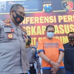 Kapolresta Sidoarjo Kombespol Sumardji  saat merilis tersangka di Mapolresta.