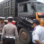 Petugas Lantas Polres Gresik bersama Dishub saat merazia dump truck pemuat tambang di wilayah Dukun. foto: SYUHUD/ BANGSAONLINE