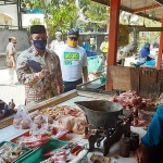 SAPA WARGA: Cabup Sidoarjo Bambang Haryo Soekartono (BHS) saat mengunjungi Pasar GSA Kramatjegu Taman, Rabu (30/9). foto: MUSTAIN/ BANGSAONLINE