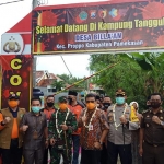 Kapolres bersama Dandim 0826/Pamekasan saat meresmikan Kampung Tangguh sebagai bentuk upaya pencegahan Covid-19 di Kabupaten Pamekasan.