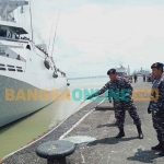 Pangkoarmada II, Laksda TNI TSNB Hutabarat, ketika memberangkatkan KRI Frans Kaisepo-368 yang tergabung dalam Satgas MTF TNI Konga XXVIII-N/UNIFIL 2022. Foto: DEVI FITRI AFRIYANTI/BANGSAONLINE