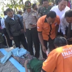 Petugas saat melakukan identifikasi mayat yang ditemukan di sungai Dusun/Desa Sukorejo, Kecamatan Perak, Kabupaten Jombang, Selasa (22/8/2017) pagi. foto: RONY SUHARTOMO/ BANGSAONLINE