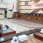 Rapat Paripurna agenda penyampaian Pandangan Fraksi terhadap Nota Pengantar Lima Raperda.