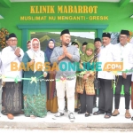 Bupati Gresik, Fandi Akhmad Yani, bersama wakilnya, Aminatun Habibah, saat meresmikan Klinik Mabarrot Muslimat NU Menganti. Foto: SYUHUD/BANGSAONLINE