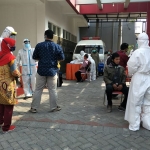 Aktivitas tes swab di Laboratorium Kesehatan Daerah (Labkesda) yang terletak di Jalan Gayungsari Surabaya. (foto: ist)