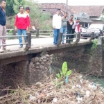 Gus Syaf meninjau jembatan yang kerap menyebabkan banjir di Desa Kedunglumpang, Kecamatan Mojoagung. foto: BANGSAONLINE