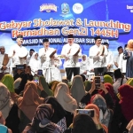 Pj Gubernur Jatim, Adhy Karyono, saat membuka Gebyar Sholawat dan Launching Ramadhan GenZi atau Generasi Z Islami 1445 H di Masjid Nasional Al Akbar, Surabaya.
