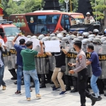 Petugas gabungan 4 polres jajaran sedang melakukan asistensi pengendalian massa. foto: SYUHUD/BANGSAONLINE