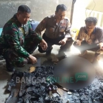Petugas Polsek Manyar mengidentifikasi korban. foto: ist