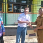 Kepala SMAN 2 Batu, Wartono, ketika memberikan kenang-kenangan kepada Beradcan Orak yang disaksikan Lilyana Apriliyanti, selaku host family siswa asal Turki peserta program AFS atau American Field Service itu.