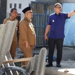 Penjabat (Pj) Wali Kota Batu Aries Agung Paewai, saat meninjau proses pembongkaran lapak pedagang di Stadion Gelora Brantas, Kota Batu, Senin (6/5/2024). Foto: Prokopim Setda Kota Batu.