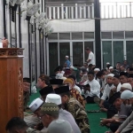 Kapolda Jatim, Irjen Toni Hermanto saat memberikan paparan kepada jamaah masjid Al Falah Surabaya.