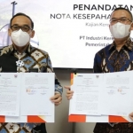 Dirut PT INKA dan Wali Kota Pagar Alam saat menunjukkan bukti penandatanganan MoU.