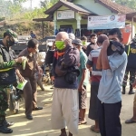 Petugas gabungan TNI-Polri dan Satpol PP Kecamatan Sudimoro juga membagikan masker saat operasi penegakan protokol kesehatan.
